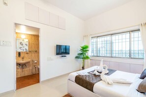 4 bedrooms, desk, iron/ironing board, WiFi