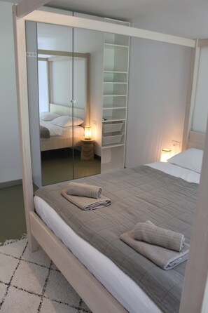 4 bedrooms, desk, iron/ironing board, travel crib