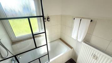 Haartrockner, Bidet, Handtücher, Seife