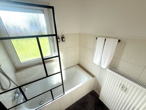 Hiustenkuivaaja, bidee, pyyhkeet, saippua