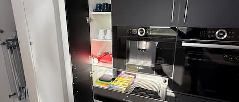 Geladeira, micro-ondas, fogão, cooktop