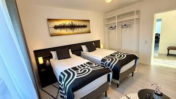 3 Schlafzimmer, Schreibtisch, Bügeleisen/Bügelbrett, Reisekinderbett