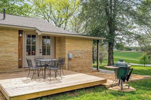 Outdoor dining - Charming 3-bed 3-bath, country cottage, fully renovated, on the edge of town. (Sparta)