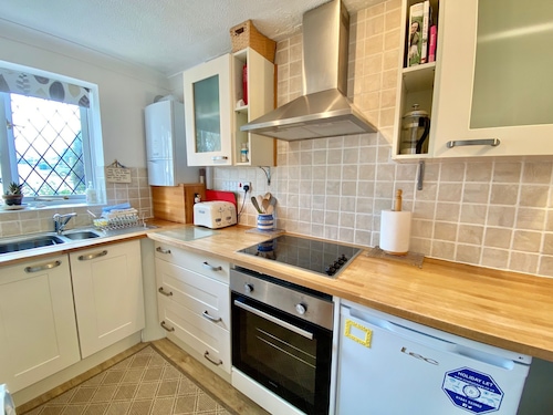 Padstow Holiday Home 2 Bedrooms, wifi, rear decked patio, pets welcome - parking