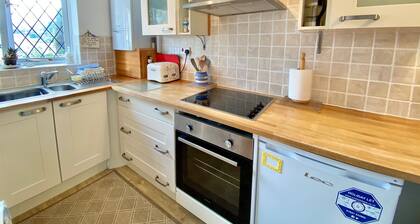 Padstow Holiday Home 2 Bedrooms, wifi, rear decked patio, pets welcome - parking