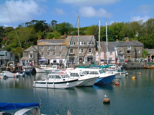 Padstow Holiday Home 2 Bedrooms, wifi, rear decked patio, pets welcome - parking