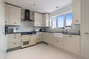 Fridge, microwave, oven, stovetop - Single level Holiday Home within yards of the Camel Estuary, parking and garden (PADSTOW)