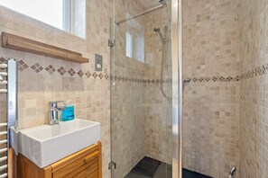 Een douche, een haardroger, handdoeken