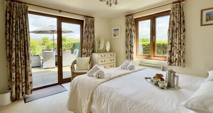 Holiday Home Padstow sleeping 6 guests, pets accepted, parking for 3 vehicles,