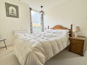 3 bedrooms, iron/ironing board, WiFi - 36 High Street -  a two storey property that sleeps 6 guests  in 3 bedrooms (Padstow)