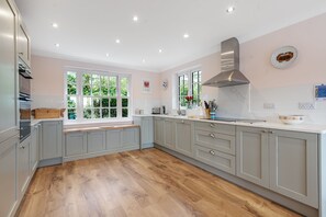 Geladeira, micro-ondas, fogão, lava-louças