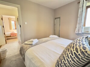 2 chambres, fer et planche à repasser, Wi-Fi, draps fournis