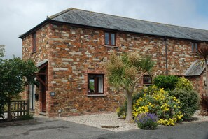 A stone building with a sign reading "Field View". - Padstow Holiday Home 2 bedroom cottage, garden parking  and accepts pets (PADSTOW)