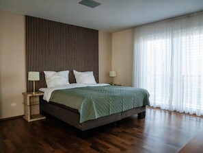 Deluxe-Zimmer, Balkon, Blick auf den Innenhof | Kostenloses WLAN