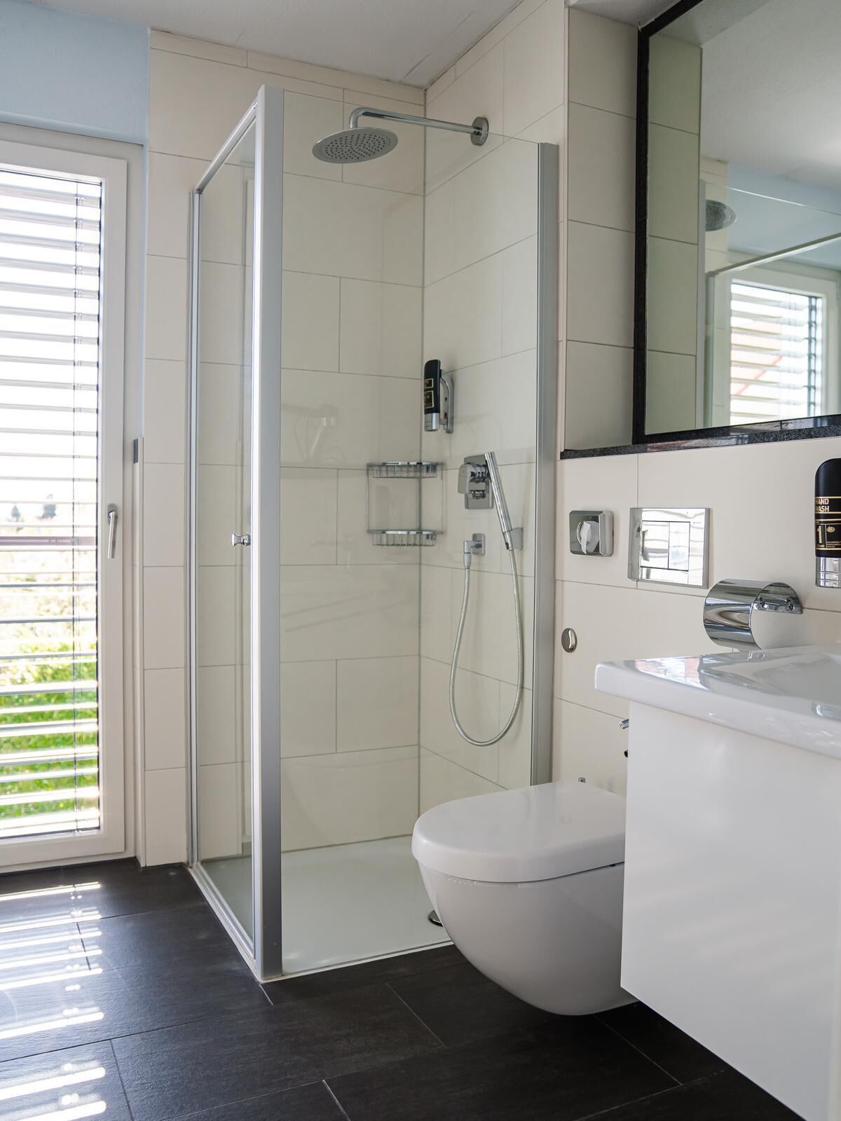 Classic-huone, näköala pihalle | Kylpyhuone | Hiustenkuivaaja, pyyhkeet, saippua, sampoo