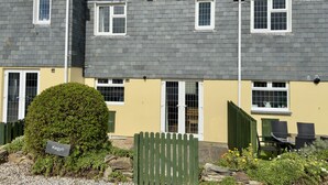 A row of terraced houses with a small garden area in front. - Kegyn - Harlyn Bay Cornwall,  sleeps 5 guests & accepts pets (Harlyn Bay)