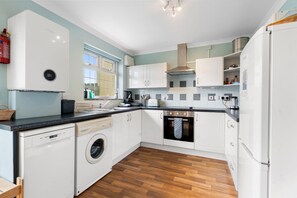 Fridge, microwave, oven, dishwasher - Kegyn - Harlyn Bay Cornwall,  sleeps 5 guests & accepts pets (Harlyn Bay)