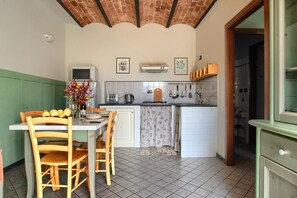 Kühlschrank, Ofen, Herdplatte, Wasserkocher