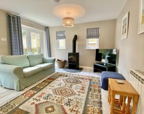 Smart-tv, een open haard en een dvd-speler