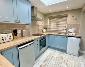 Een koelkast, een microgolfoven, een oven, een kookplaat