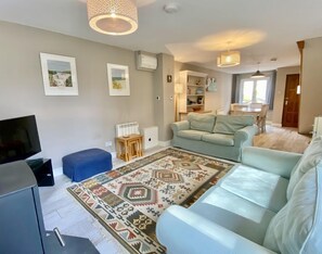 Smart-tv, een open haard en een dvd-speler