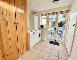 Interior - The Cottage, Padstow, tiered patio sun trap (PADSTOW)