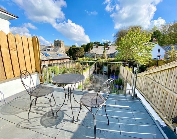 Outdoor dining - The Cottage, Padstow, tiered patio sun trap (PADSTOW)