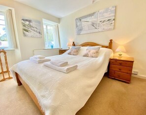 3 bedrooms, iron/ironing board, free WiFi, bed sheets - The Cottage, Padstow, tiered patio sun trap (PADSTOW)