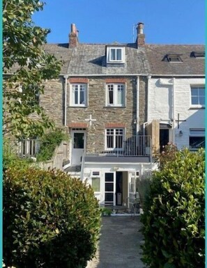 Exterior - The Cottage, Padstow, tiered patio sun trap (PADSTOW)