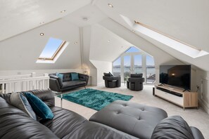 TV, DVD player - Trevillian, Padstow - pet friendly and parking with Camel Estuary views (PADSTOW)