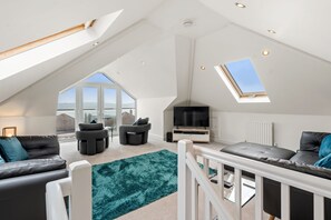 TV, DVD player - Trevillian, Padstow - pet friendly and parking with Camel Estuary views (PADSTOW)