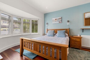 3 bedrooms, iron/ironing board, WiFi, bed sheets - Trevillian, Padstow - pet friendly and parking with Camel Estuary views (PADSTOW)