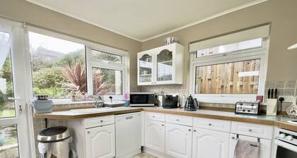 Sleeps 6 guests, ample driveway parking, front and rear gardens. Pets welcome