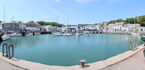 Padstow holiday home sleeps 4, beautiful views + parking + accepts pets