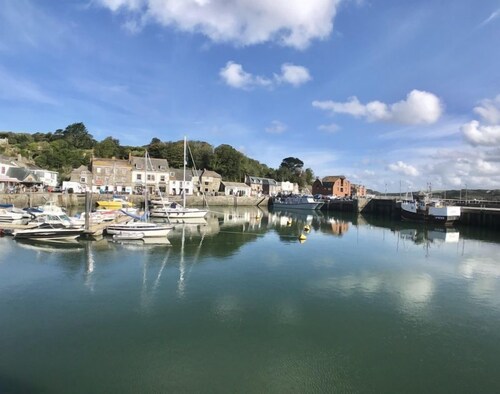 Padstow holiday home sleeps 4, beautiful views + parking + accepts pets