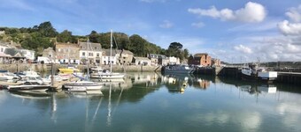 Padstow holiday home sleeps 4, beautiful views + parking + accepts pets