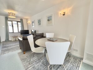 Dining - Padstow holiday home sleeps 4, beautiful views + parking + accepts pets (PADSTOW)