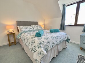 2 bedrooms, iron/ironing board, free WiFi, bed sheets - Padstow holiday home sleeps 4, beautiful views + parking + accepts pets (PADSTOW)