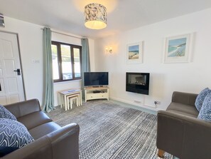 Smart TV, DVD player - Padstow holiday home sleeps 4, beautiful views + parking + accepts pets (PADSTOW)