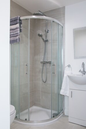 Douche, sèche-cheveux, serviettes fournies, savon