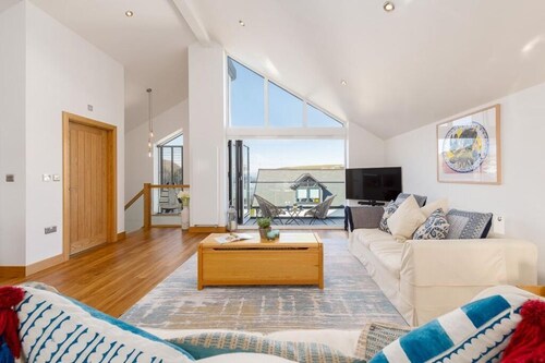 Luxury coastal house above stunning Mawgan Porth beach, 200m from the sand.
