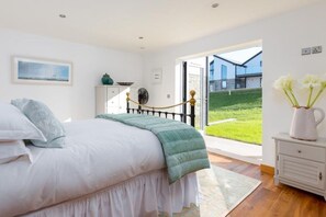 2 slaapkamers, een strijkplank/strijkijzer, reisbedje, wifi