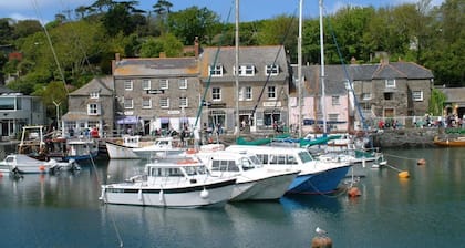 Quaint Fisherman's cottage in the heart of Padstow, wifi, pets welcome