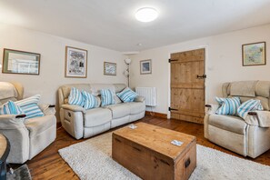 Smart-tv, een open haard en een dvd-speler