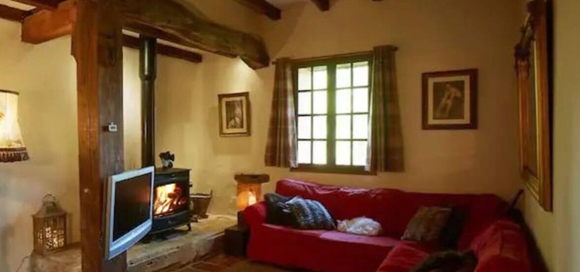 Una Smart TV, una chimenea, libros