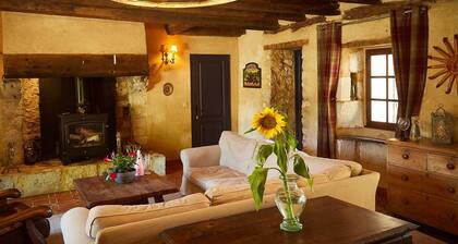 Ferme paradisiaque avec prairies, forĂȘts, animaux