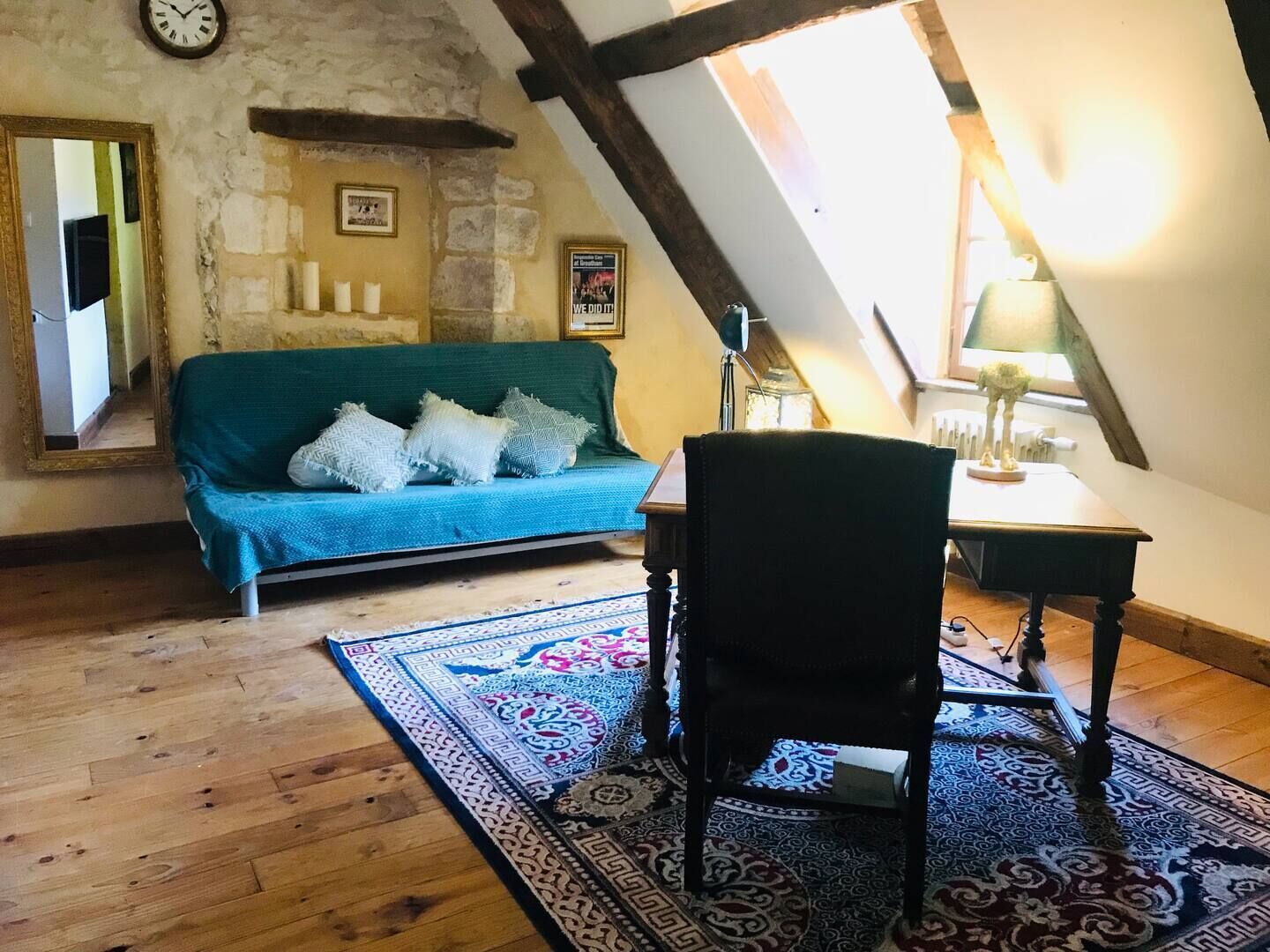 电视、壁炉、书