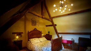 6 bedrooms, desk, iron/ironing board, travel crib - Farmhouse paradise with meadows, forests, animals (Issigeac)