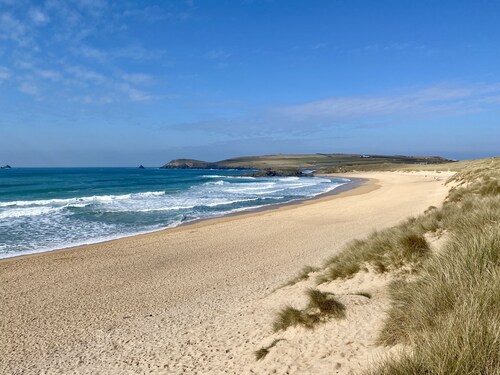 5 bed, 3 bath detached holiday home close to Constantine Bay beach with parking