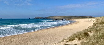 5 bed, 3 bath detached holiday home close to Constantine Bay beach with parking